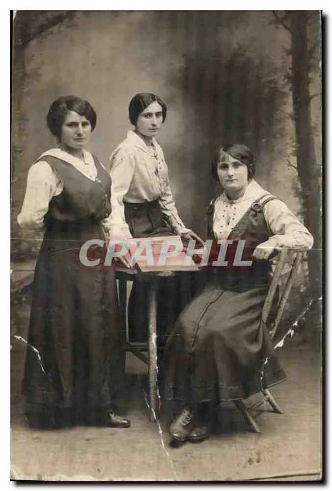 Três jovens mulheres — estúdio fotográfico — sem editor ou número visível - Frente