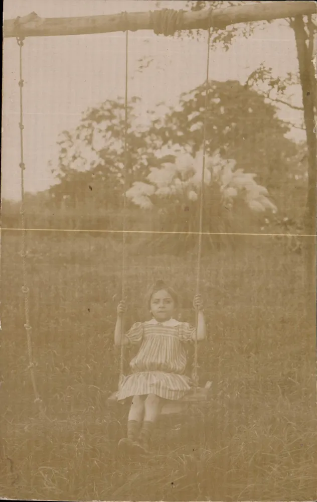 Menina em balanço — jardim — Carta postal francesa - Frente