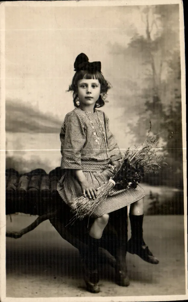 Menina sentada com buquê — estúdio fotográfico — editor IK - Frente