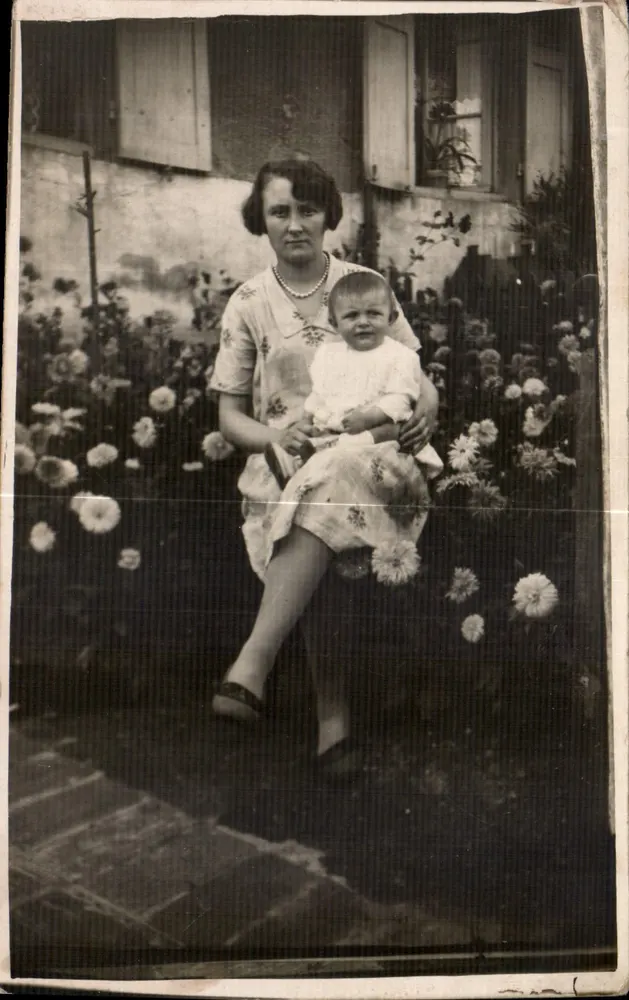Frau und Kind im Garten — n° A7447 - Vorderseite