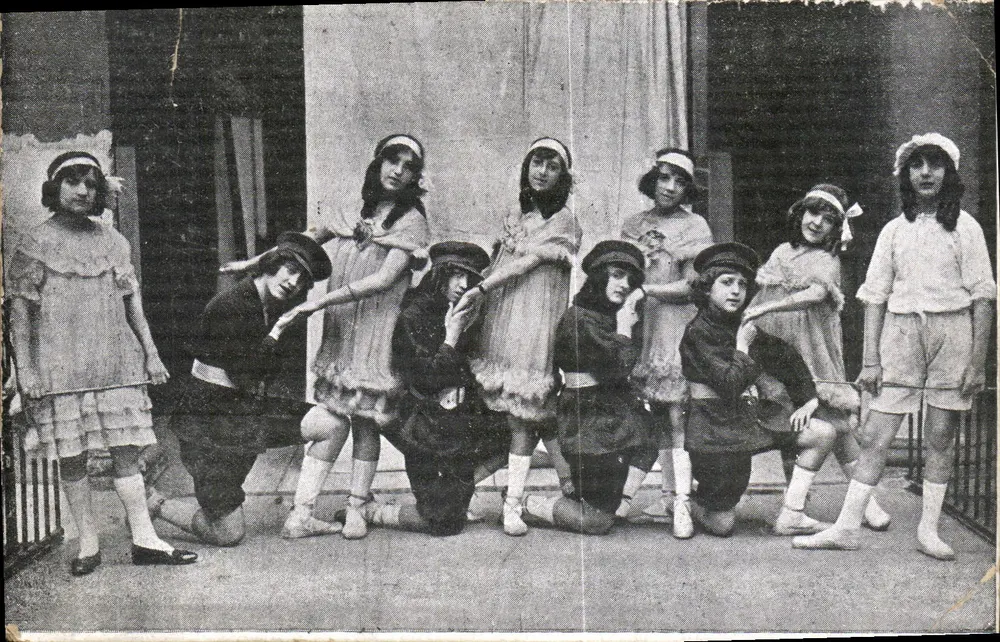 Groupe de jeunes filles en tenues de scène — scène de théâtre — éditeur non imprimé - Frente