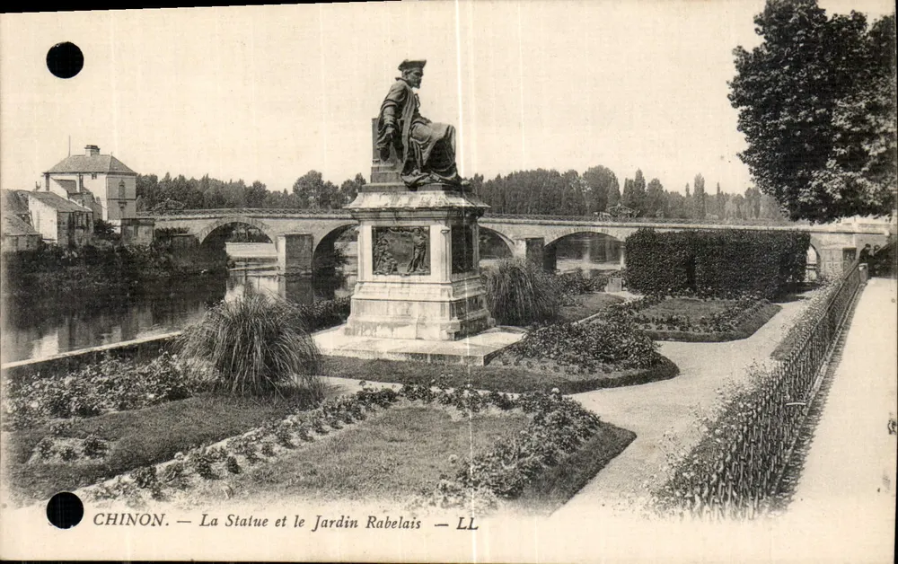 Chinon — Die Statue und der Rabelais-Garten — LL - Vorderseite