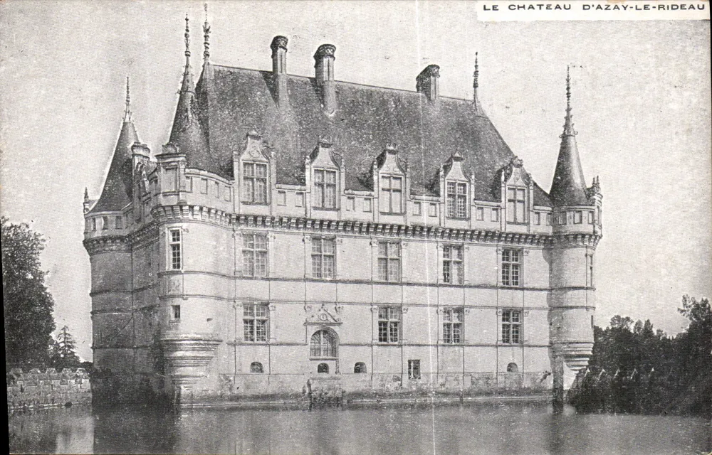 O Castelo de Azay-le-Rideau — vista do castelo sobre a água — Grandes Magasins Aux Buttes Chaumont, Paris - Frente