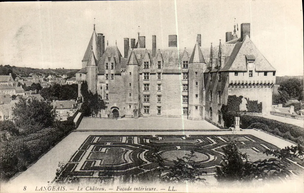 Langeais — O Castelo — Fachada interna — LL. - Frente