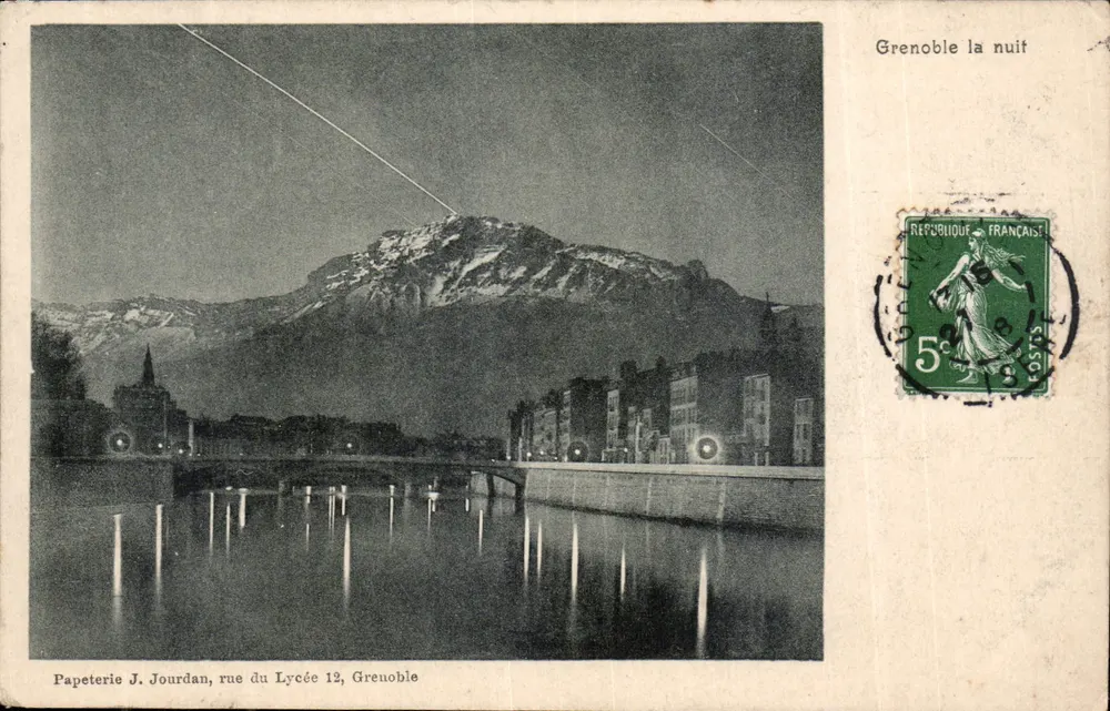 Grenoble à noite — vista noturna do Vieux-Pont e da Montée de la Croix — Papeterie J. Jourdan, rue du Lycée 12, Grenoble - Frente