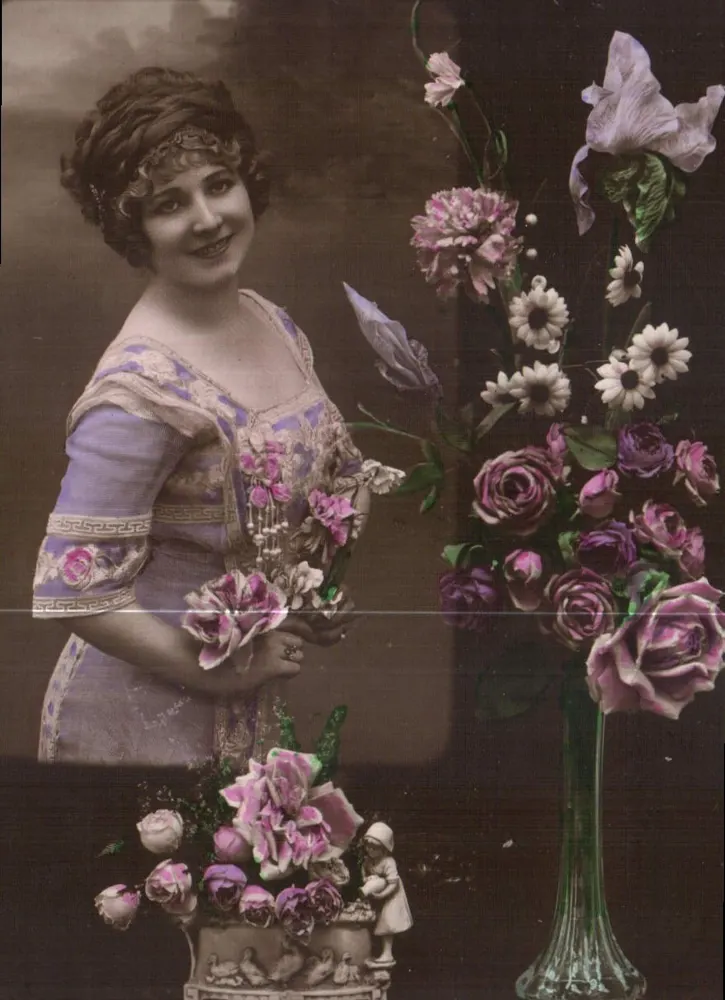 Jovem mulher em vestido roxo — com buquê e vaso de flores — editor impressor não visível - Frente