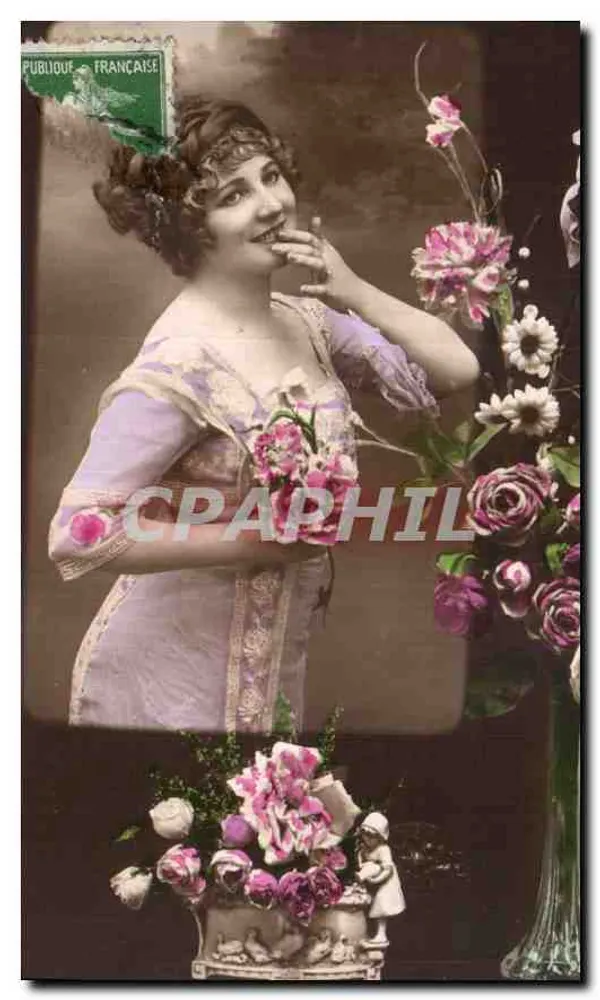 Jovem mulher em vestido lilás — com buquê de flores — editor não identificado - Frente