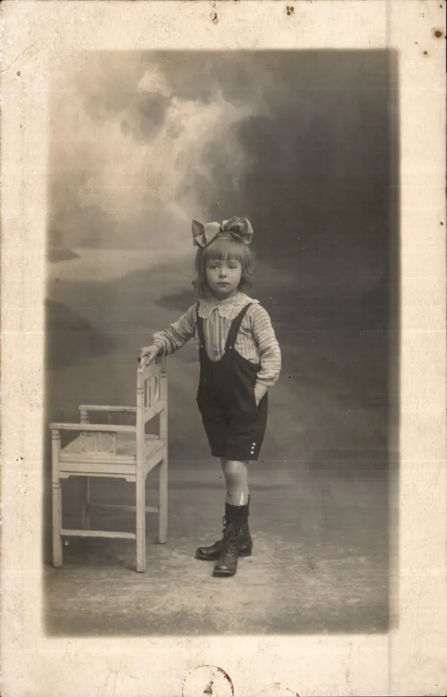 Menina pequena com macacão — estúdio fotográfico — carta postal - Frente