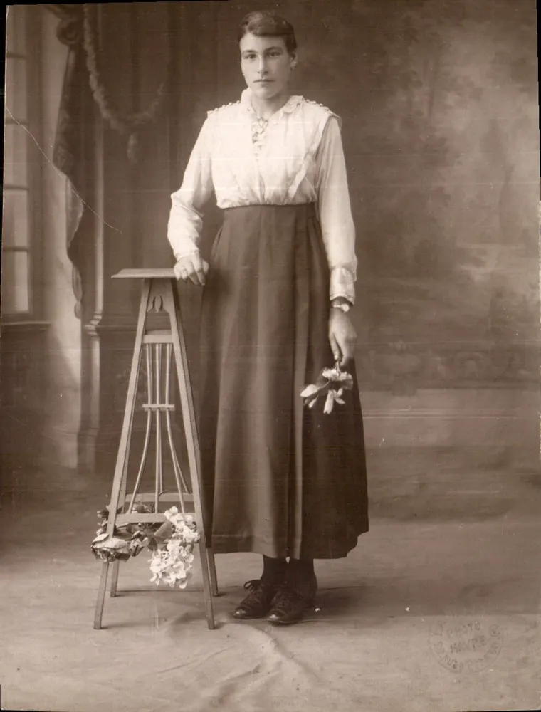 Junge Frau — Studiofoto — Photo HAVRE - Vorderseite