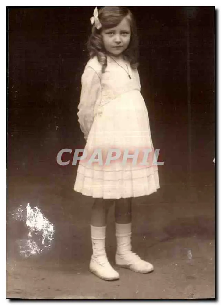 Menina em vestido branco — retrato - Frente