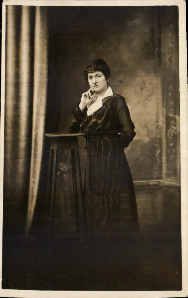 Retrato de uma mulher — estúdio — Carte Postale 1914 - Frente