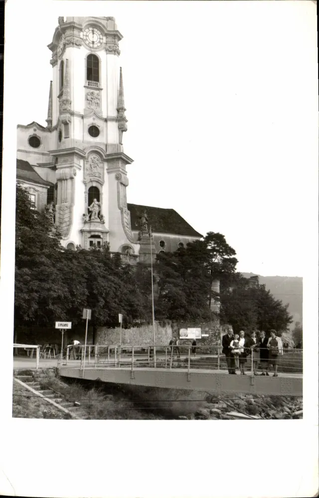 Kirche von Linsang — Aussicht mit Gruppe von Personen auf einer Brücke — Verleger unbekannt - Vorderseite