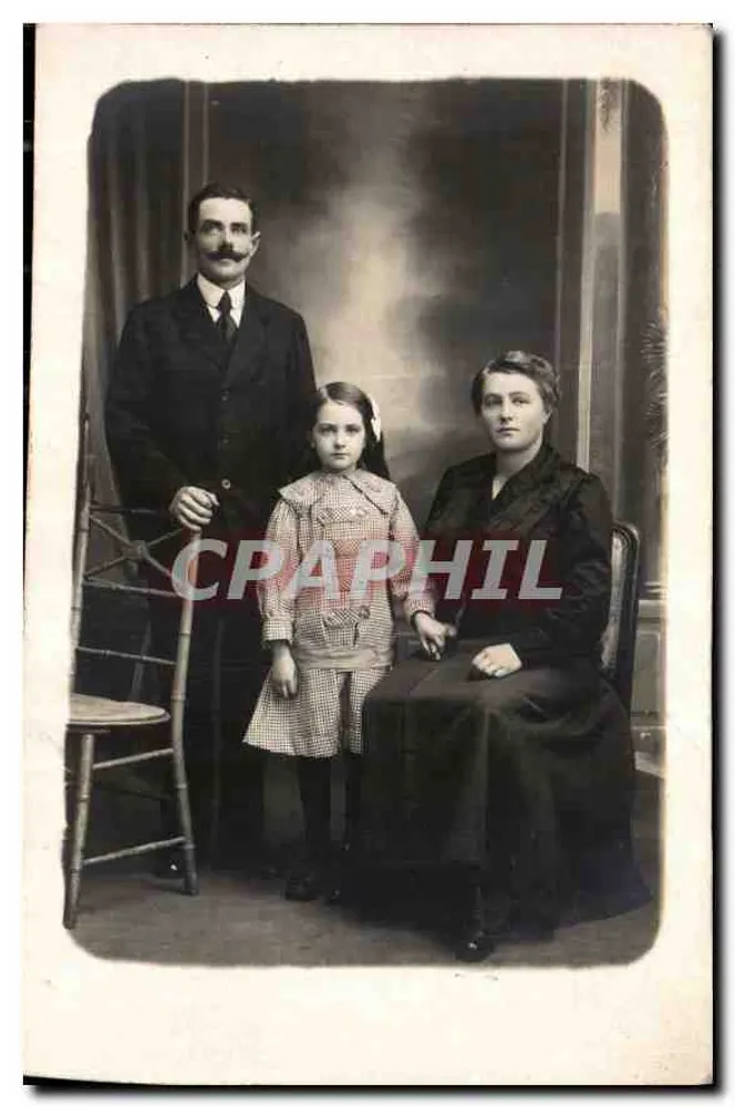 Familie — Portraitstudio — Verlag unbekannt - Vorderseite
