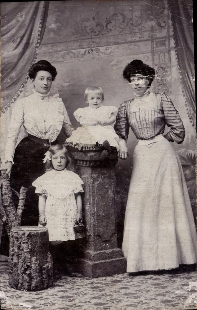 Porträt von drei Frauen und zwei Kindern — fotografischer Studio — kein Verleger oder Nummer sichtbar - Vorderseite