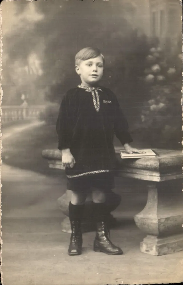 Criança em traje da época — estúdio fotográfico — Carte postale - Frente