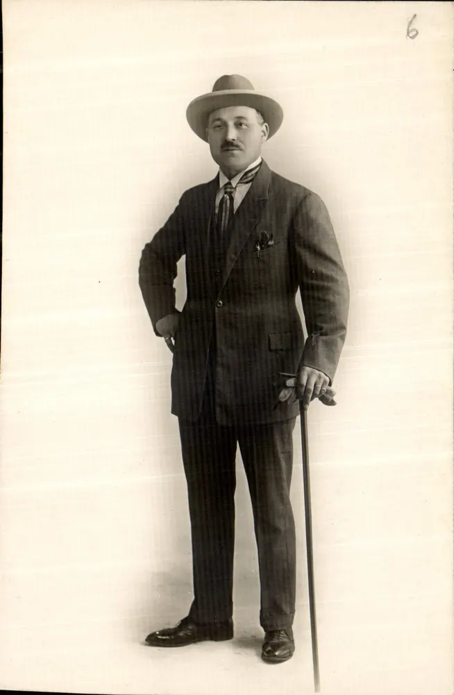 Retrato de um homem com traje — editor LA PHOTO MÉCANIQUE, n°6 - Frente