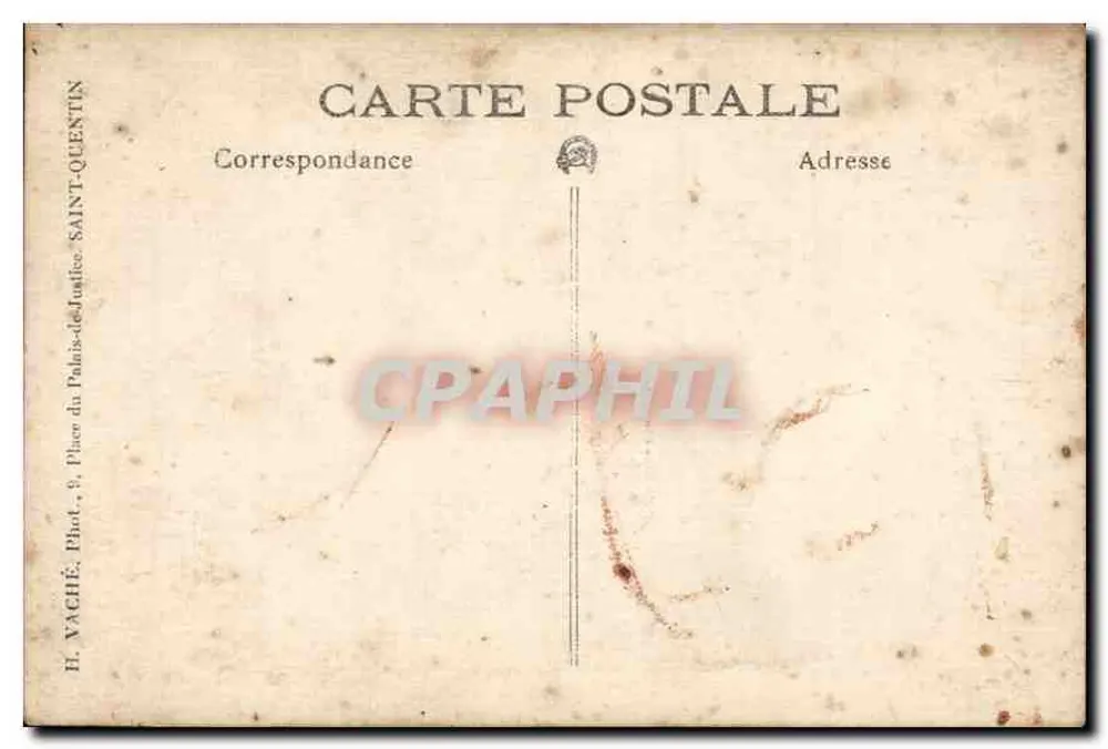 Casal em traje de noite — cena de apresentação de uma carta — H. VACHÉ, Fot. na Place du Palais-de-Justice, SAINT-QUENTIN - Verso