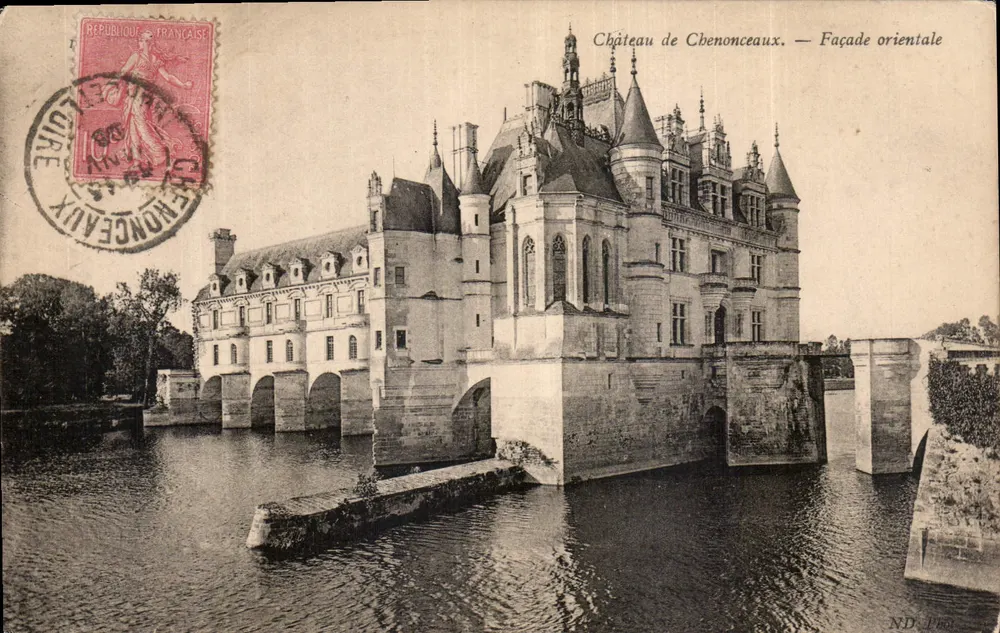 Castelo de Chenonceaux — Facha oriental — ND. Thé - Frente