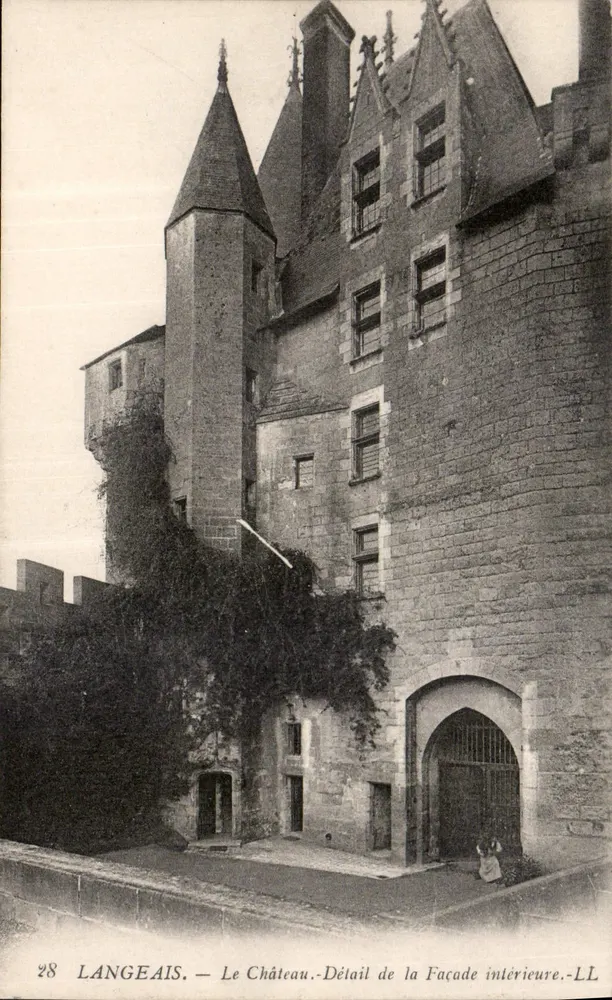Langeais — Das Schloss. Detail der Innenfassade.-LL - Vorderseite