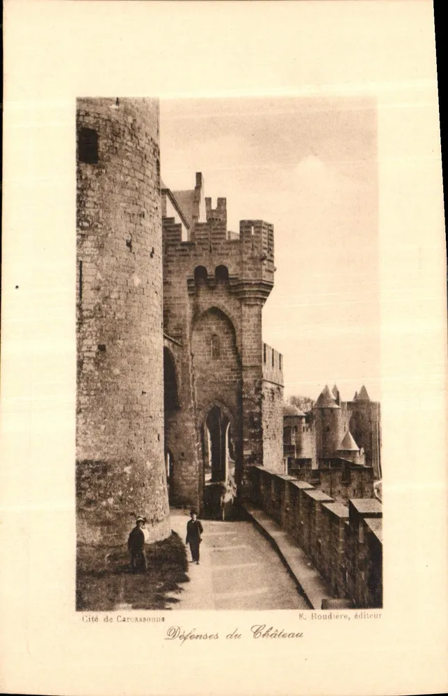 Cidade de Carcassonne — Defesas do Castelo — K. Roudiere, editor - Frente