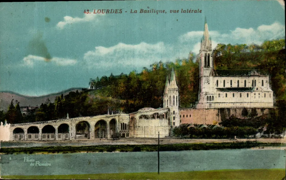 Lourdes - A Basílica, vista lateral — Editor Palais du Rosalre, n°43 - Frente