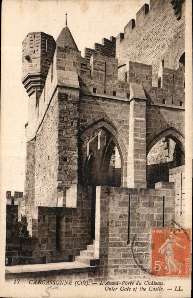 Carcassonne (Cidade) — A Porta da Frente do Castelo — LL - Frente