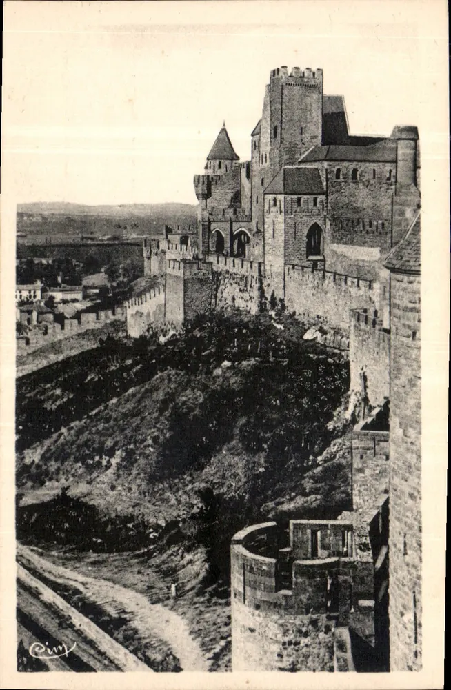 Cidade de Carcassonne — Perspectiva do Castelo — Combien & Médion - Frente