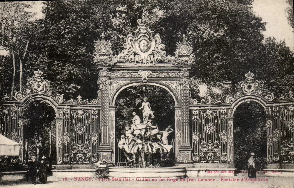 Nancy - Place Stanislas - Gepfeilte Eisen-Gitter von Jean Lamour - Fontäne von Amphitrite - Vorderseite