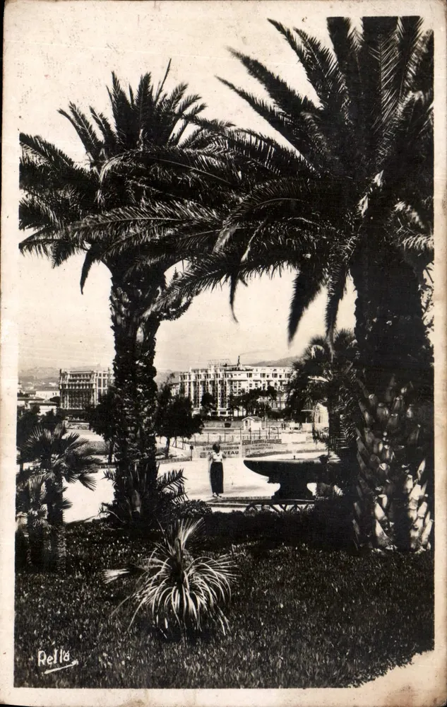 Cannes - O Parque Albert Ier — vista do parque com palmeiras e fonte — editor Rella, n° 2385 - Frente
