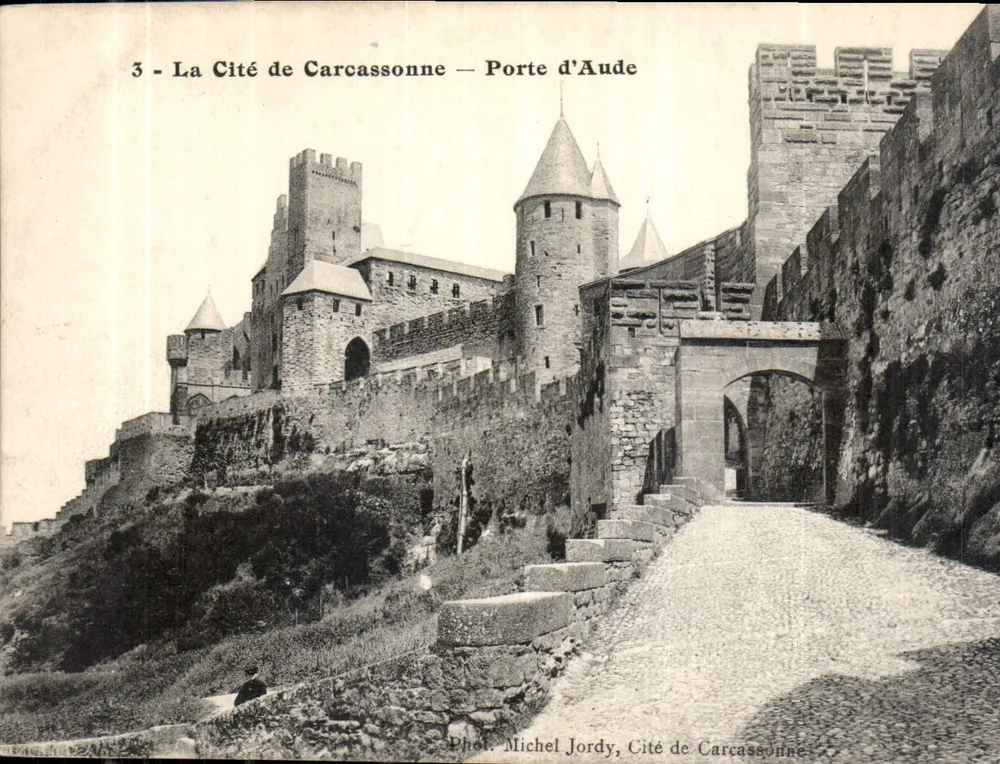 Cidade de Carcassonne — Porta de Aude — Fot. Michel Jordy - Frente