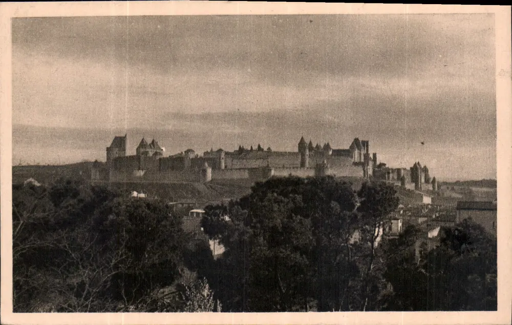Cidade de Carcassonne — vista panorâmica — Surv. Commercial Monument Historiques, Paris - Frente