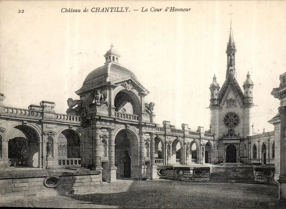 Castelo de CHANTILLY — A Cour d'Honneur — Editor: H. HUBERT, n°22 - Frente