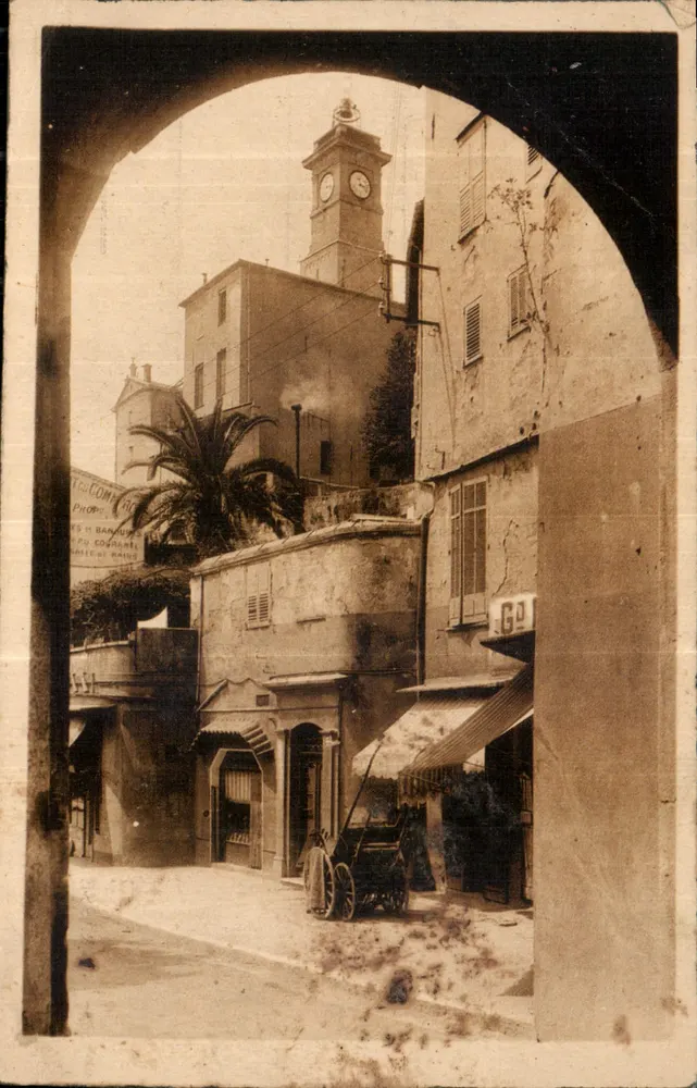 Grasse — Vista da Porte Neuve com a torre da igreja — Editor J. Montphil (n° 6637) - Frente