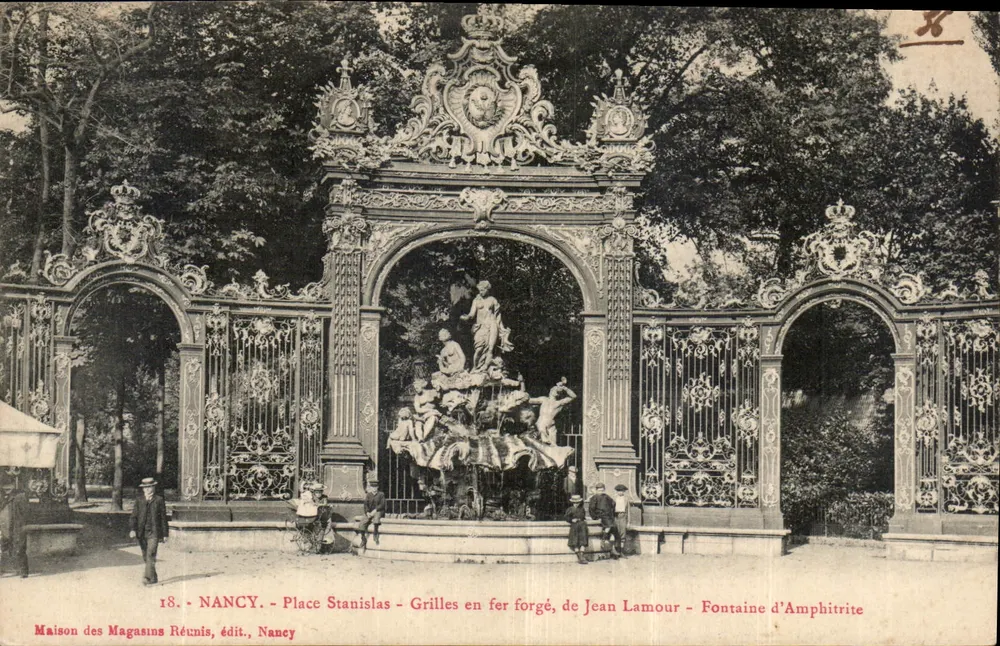 Place Stanislas — Eisenwerk-Gitter von Jean Lamour — Fontäne der Amphitrite, Nancy - Vorderseite