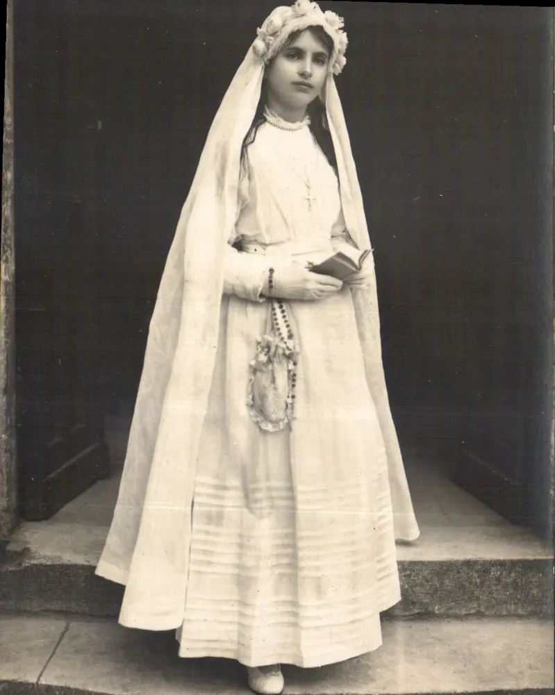 Menina com traje religioso — comunhão — editor não identificado - Frente