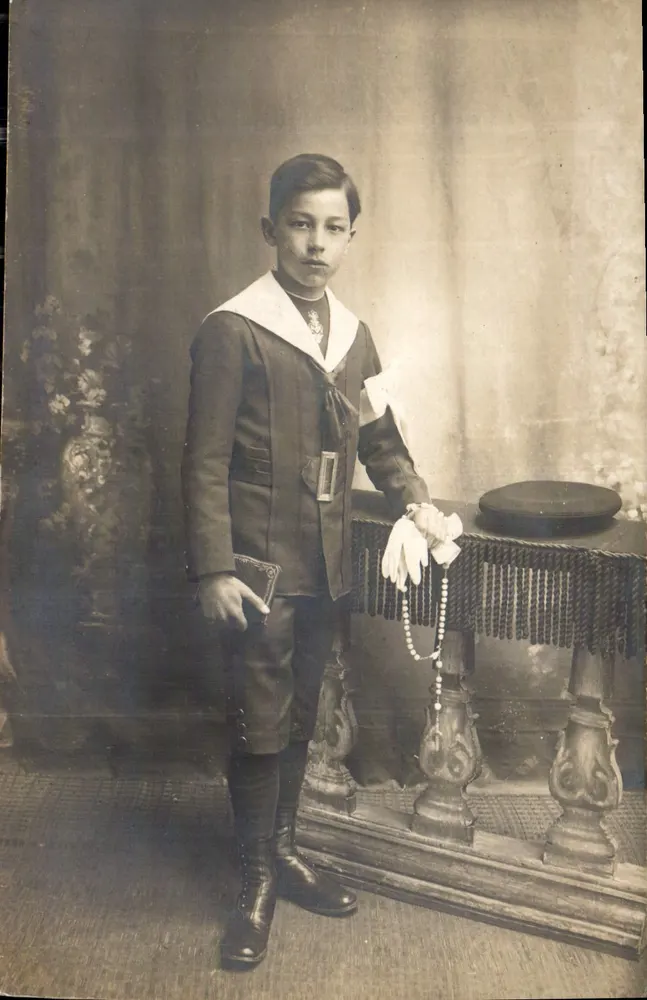 Jovem menino em uniforme marítimo — estúdio fotográfico - Frente