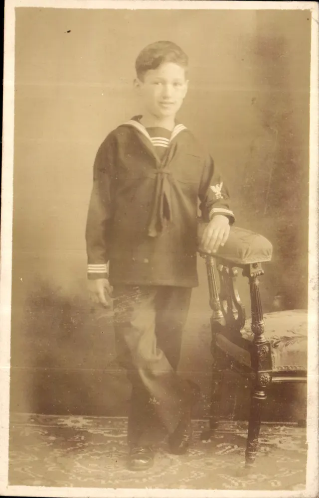 Menino em uniforme de marinheiro — estúdio fotográfico — Carta postal Bilhete postal antigo - Frente