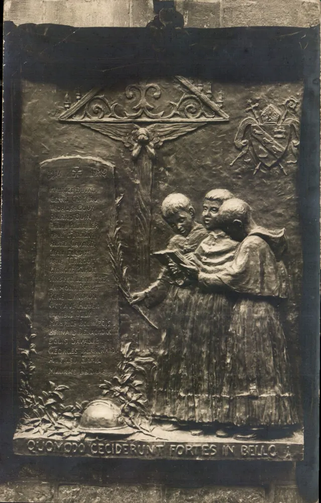 Placa comemorativa dos soldados mortos pela França — 1914-1918 — Editor: Fotografias B. B. Riouey - Frente