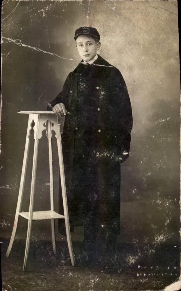 Młody chłopiec w ciemnym stroju — przed easel — wydawca nieznany - Awers