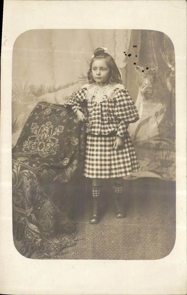 Dziewczyna w stroju z kafelkami — Photo-cartes Gillers — nr 847 - Awers