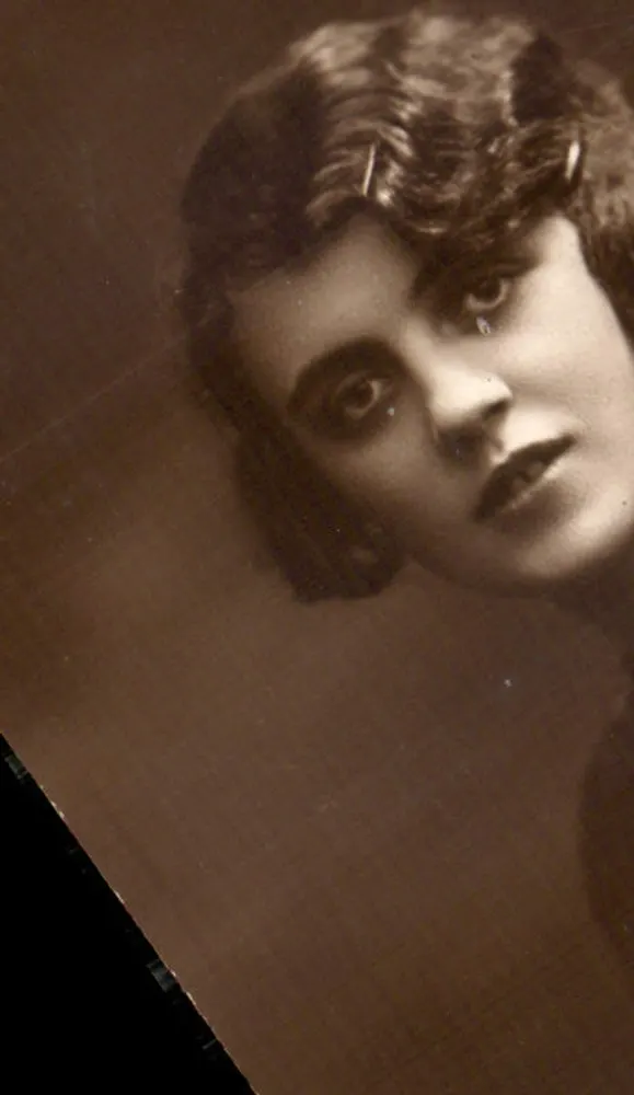 Retrato de jovem mulher — época 1920-1930 — Ancienne Photographie Provost, Toulouse - Frente