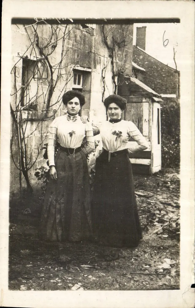 Duas jovens mulheres — diante de um muro vegetal — Foto - Em. Lambert Frères, Tours - Frente