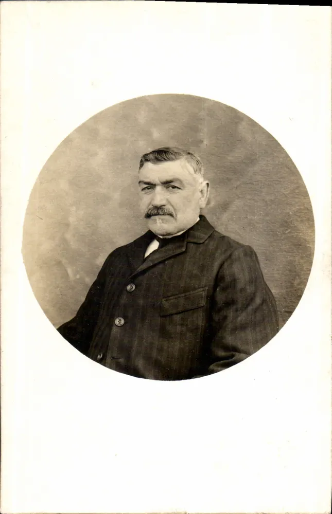 Retrato de um homem — fotografia circular — carta postal anônima - Frente