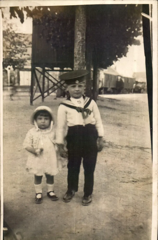 Dois crianças — celebração da festa de 1935 — Louveure - Frente