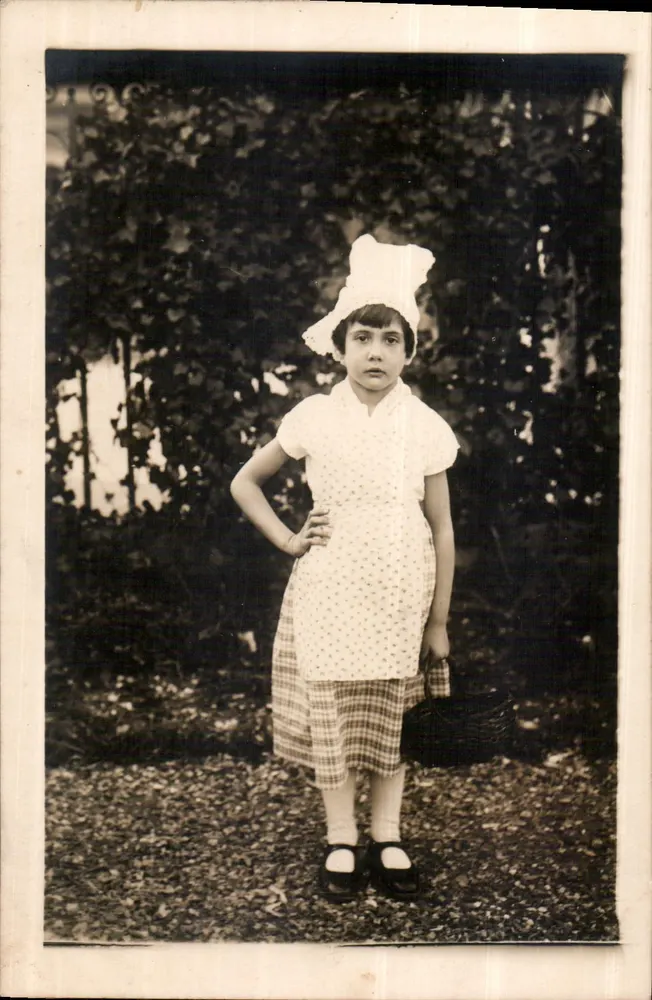 Menina em traje de jardim — abril 1936 — Carta Postal - Frente