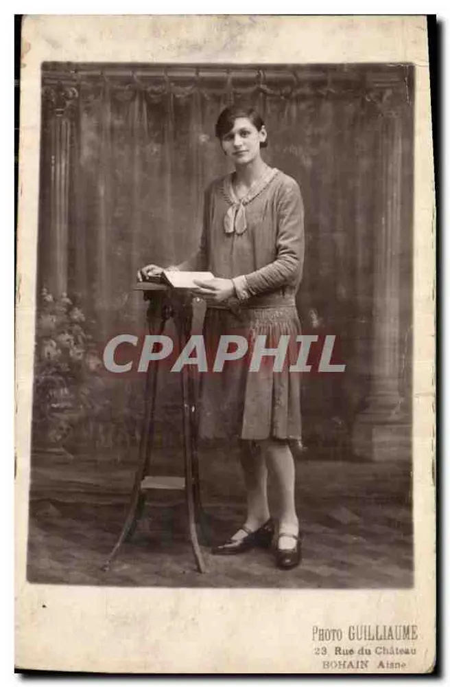 Junge Frau in historischem Kleid — Fotostudio — Photo Guillaume, 23 Rue du Château, Alise-Sainte-Reparate - Vorderseite