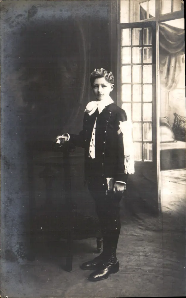 Retrato de um jovem menino em traje formal — editor desconhecido, número de série não visível - Frente