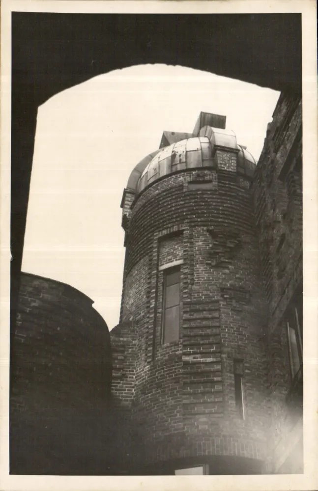 Observatorium von Paris — Turm des Teleskops — Ansicht unter einem Bogen - Vorderseite