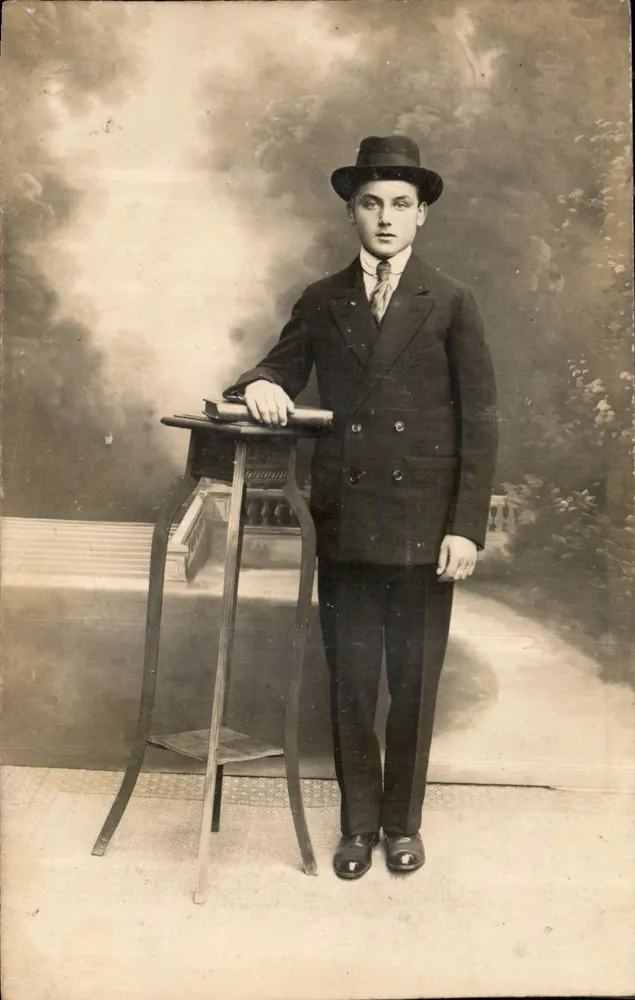 Jovem homem em traje — estúdio — sem editor ou número visível - Frente
