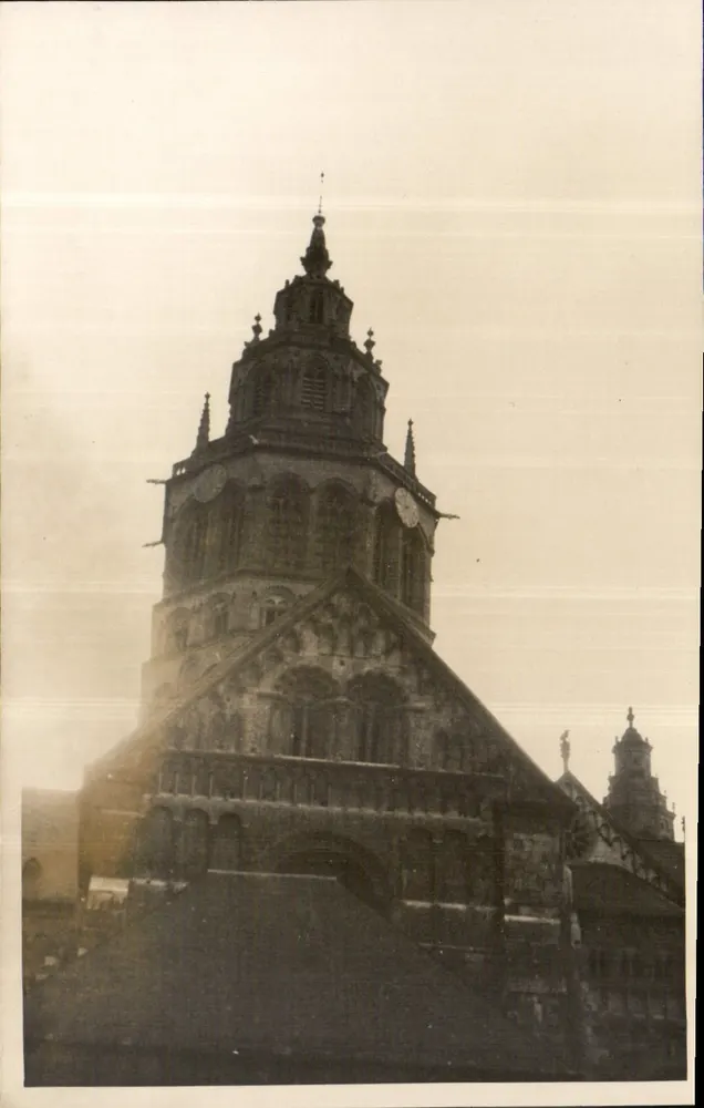 Kirche Saint-Pierre — Ansicht der Turm - Vorderseite